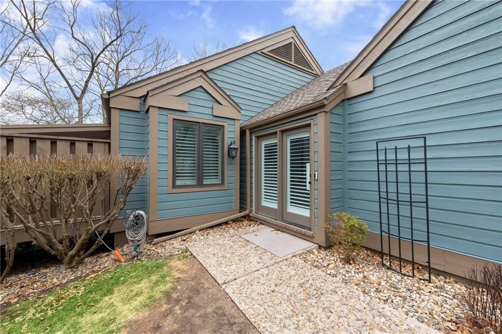 318 Lakeside Drive — photo 2