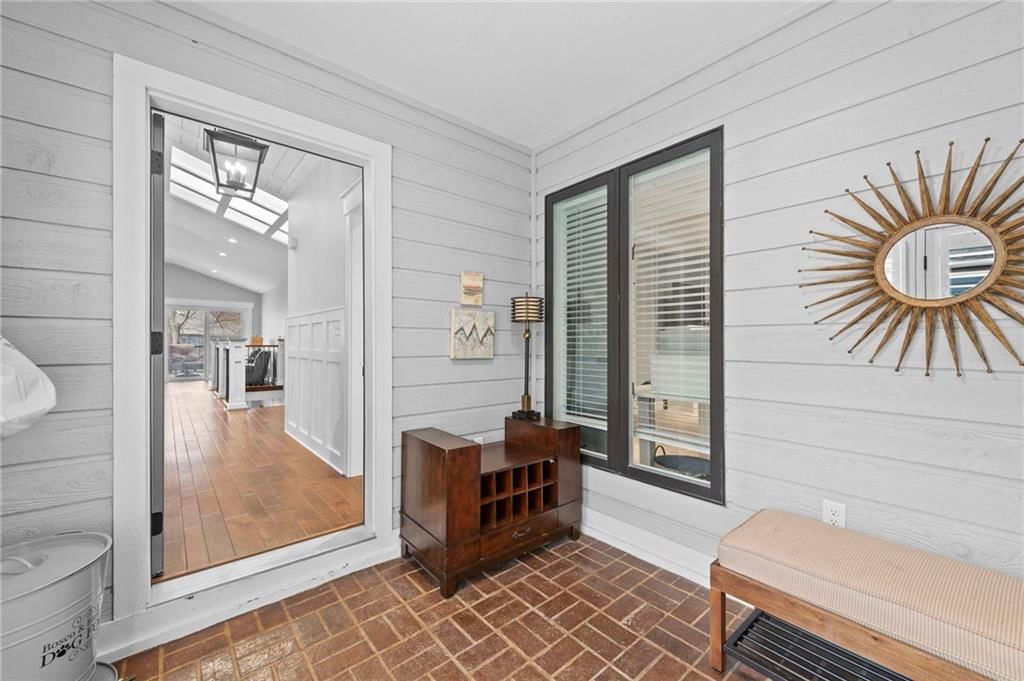 318 Lakeside Drive — photo 3