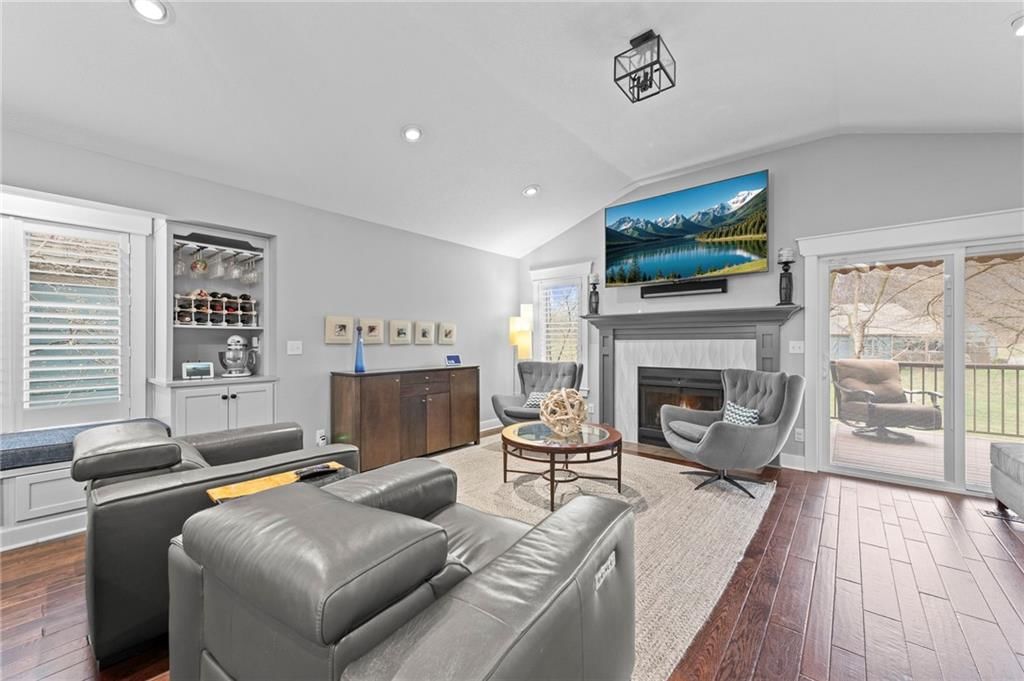 318 Lakeside Drive — photo 9