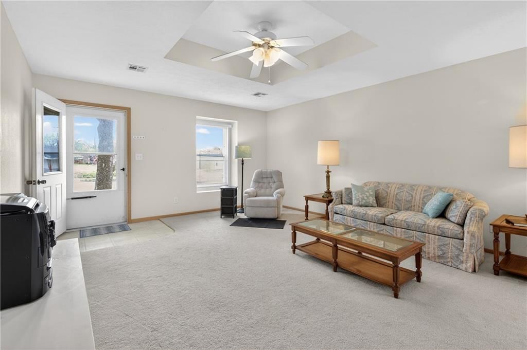 610 W Ashland Street — photo 11