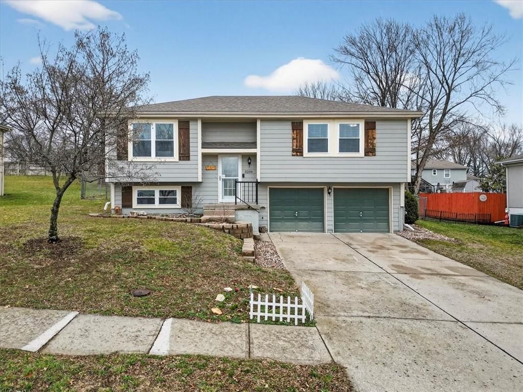 5209 NW Pennington Lane, Blue Springs, MO