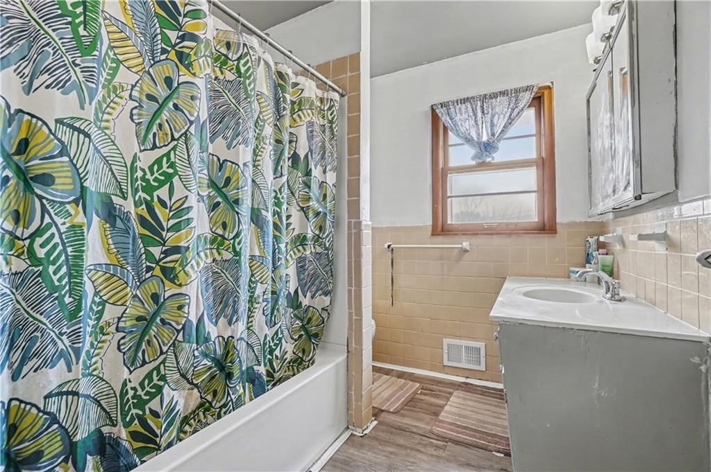 8225 WOOD Avenue — photo 17