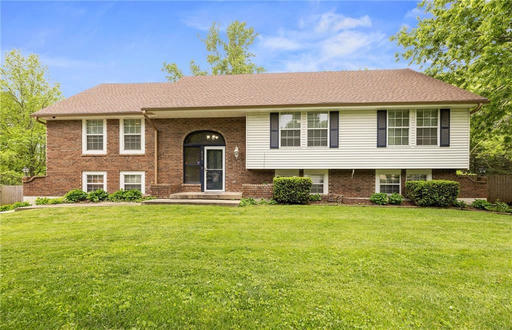 600 NE Sunny Creek Lane, Blue Springs, MO