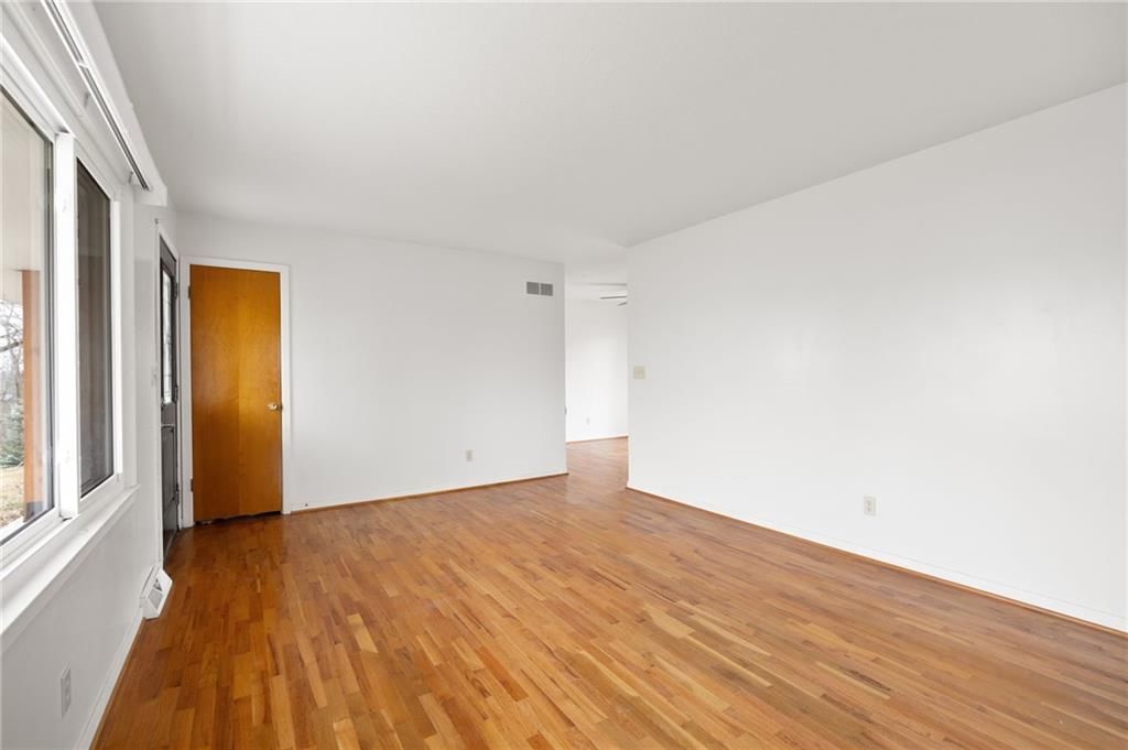 302 Knoll Drive — photo 6