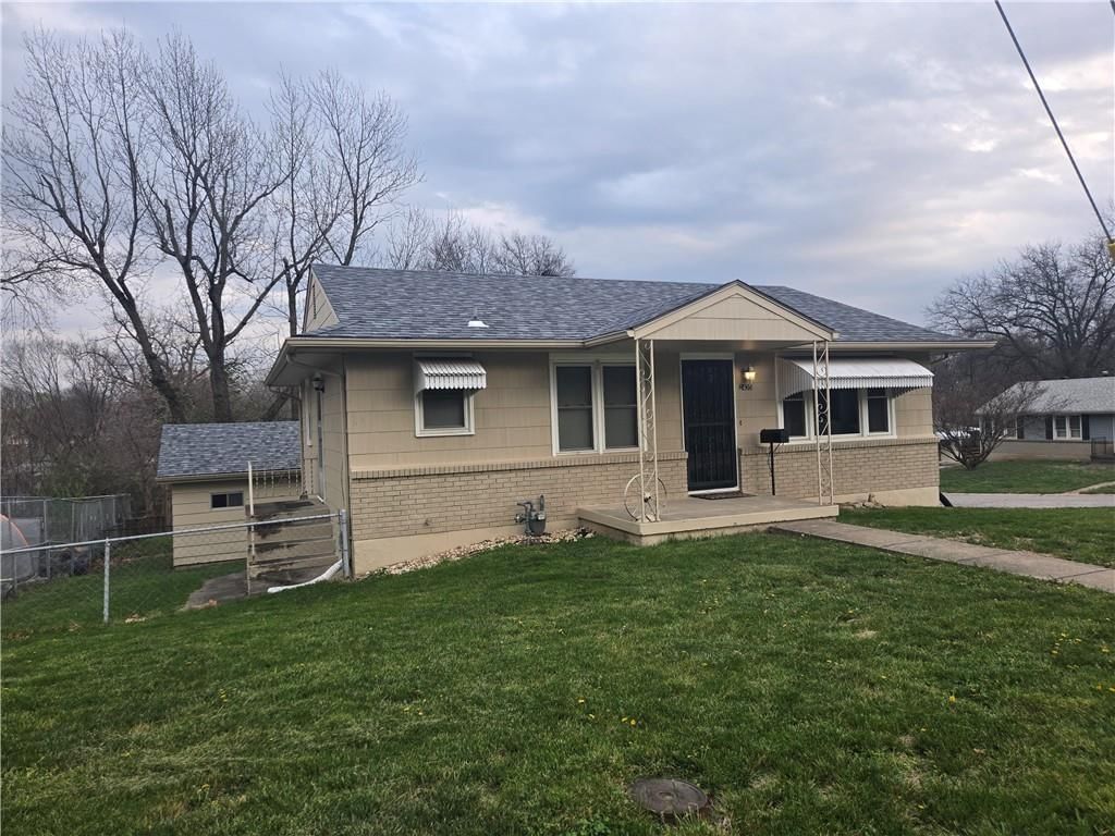 2435 S GLENWOOD Avenue — photo 2