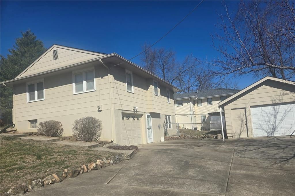 2435 S GLENWOOD Avenue — photo 3