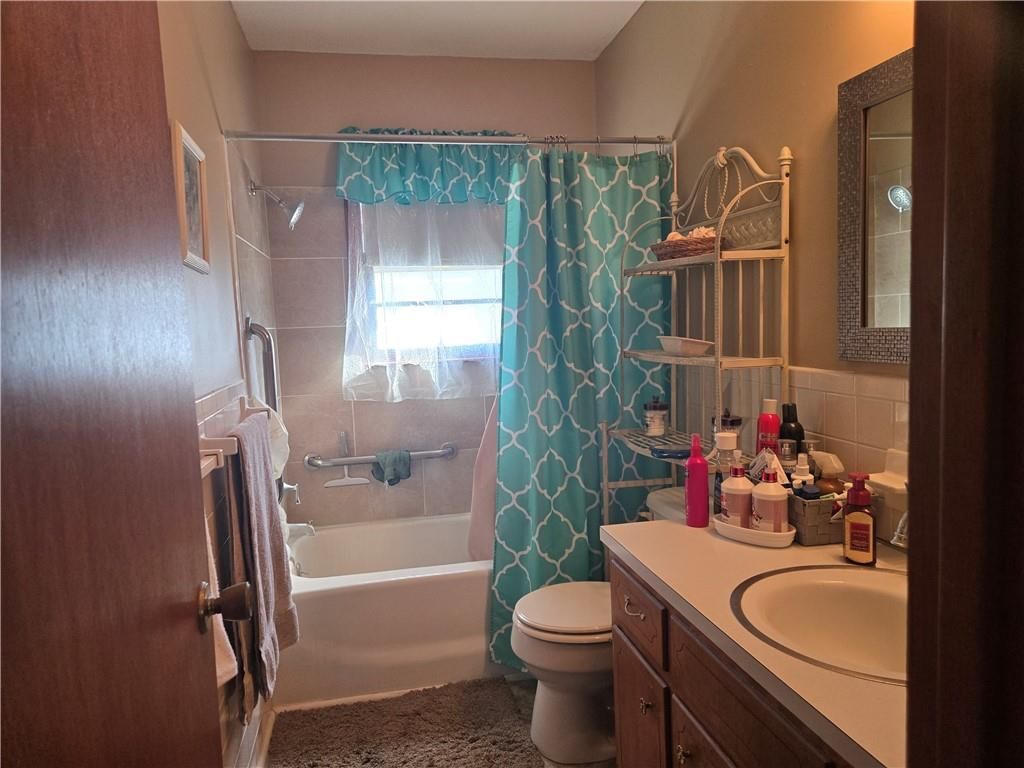 2435 S GLENWOOD Avenue — photo 8