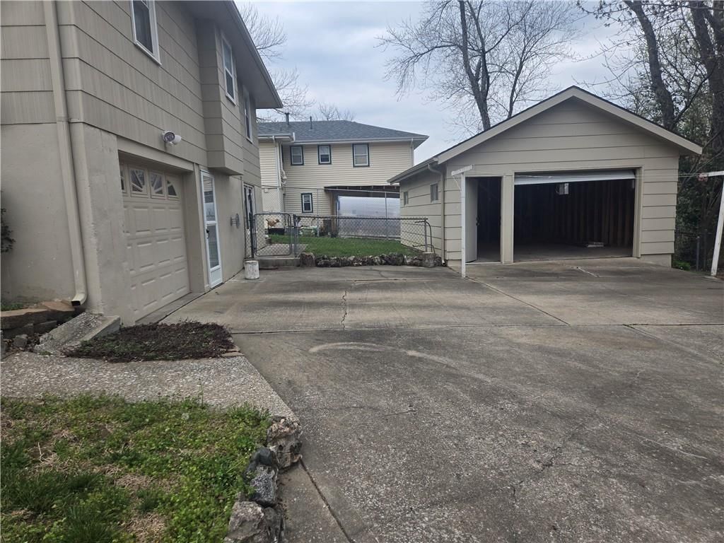 2435 S GLENWOOD Avenue — photo 23