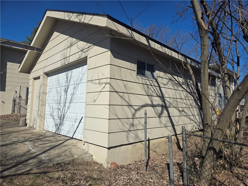 2435 S GLENWOOD Avenue — photo 24