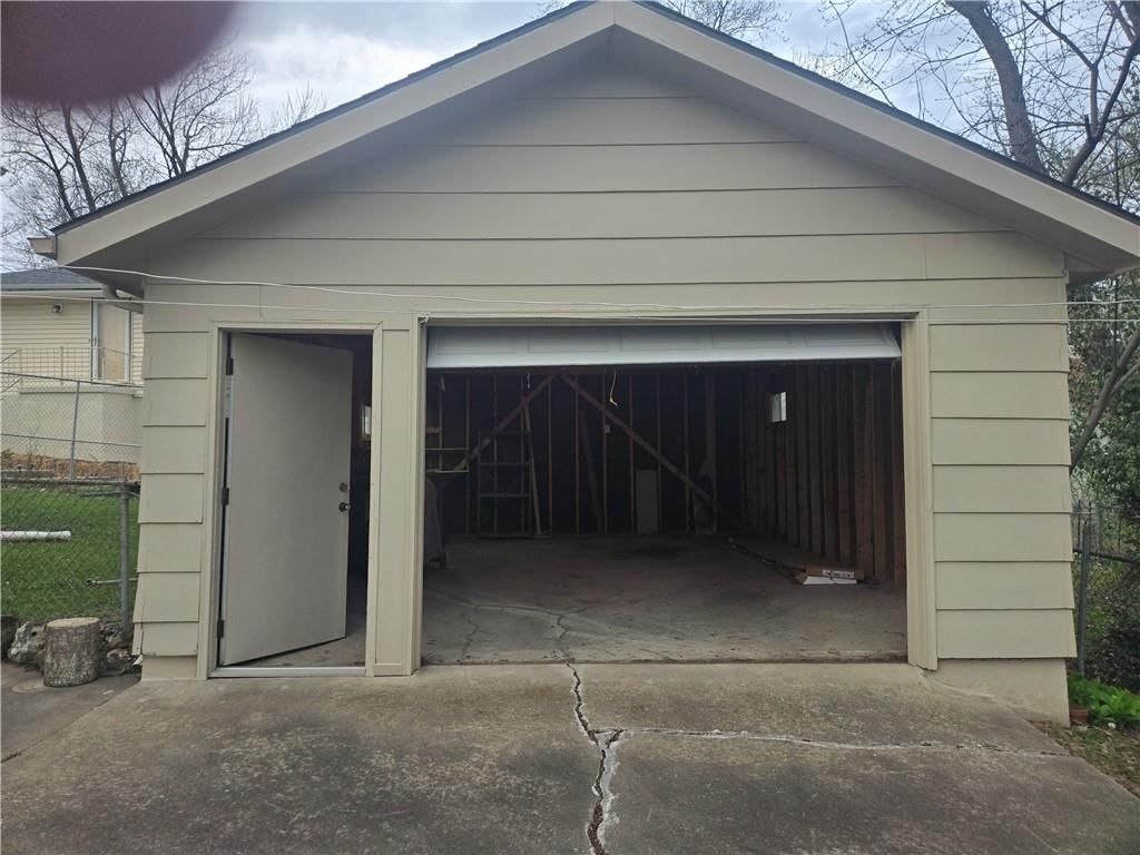 2435 S GLENWOOD Avenue — photo 26