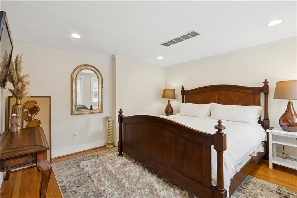 807 W 48th Street — photo 9