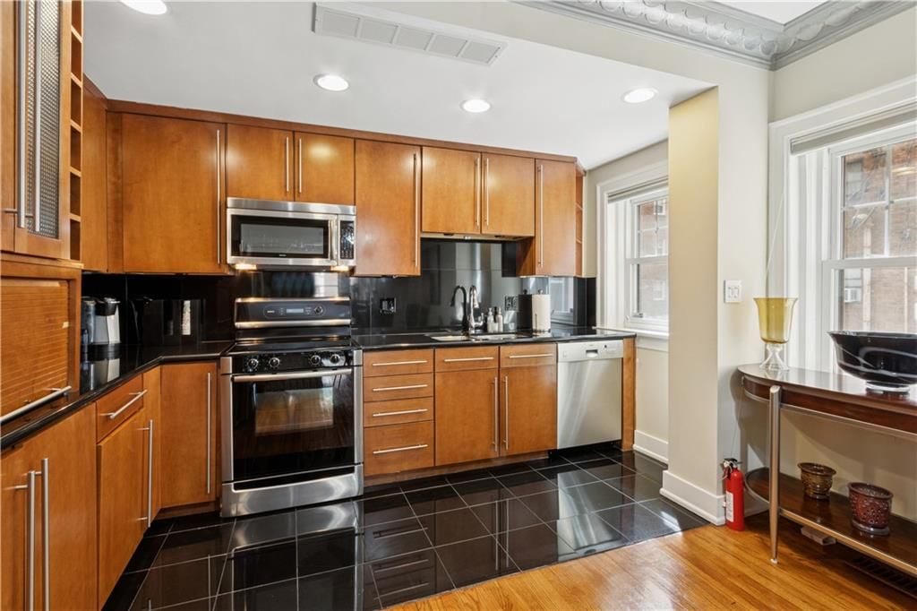 807 W 48th Street — photo 6