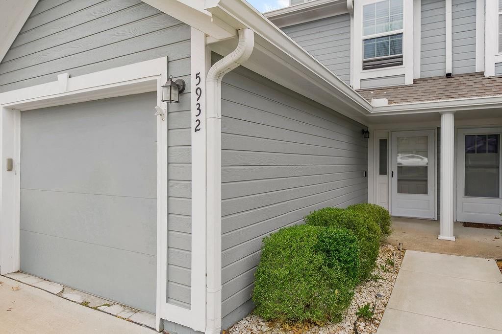5932 NE Moonstone Drive — photo 3