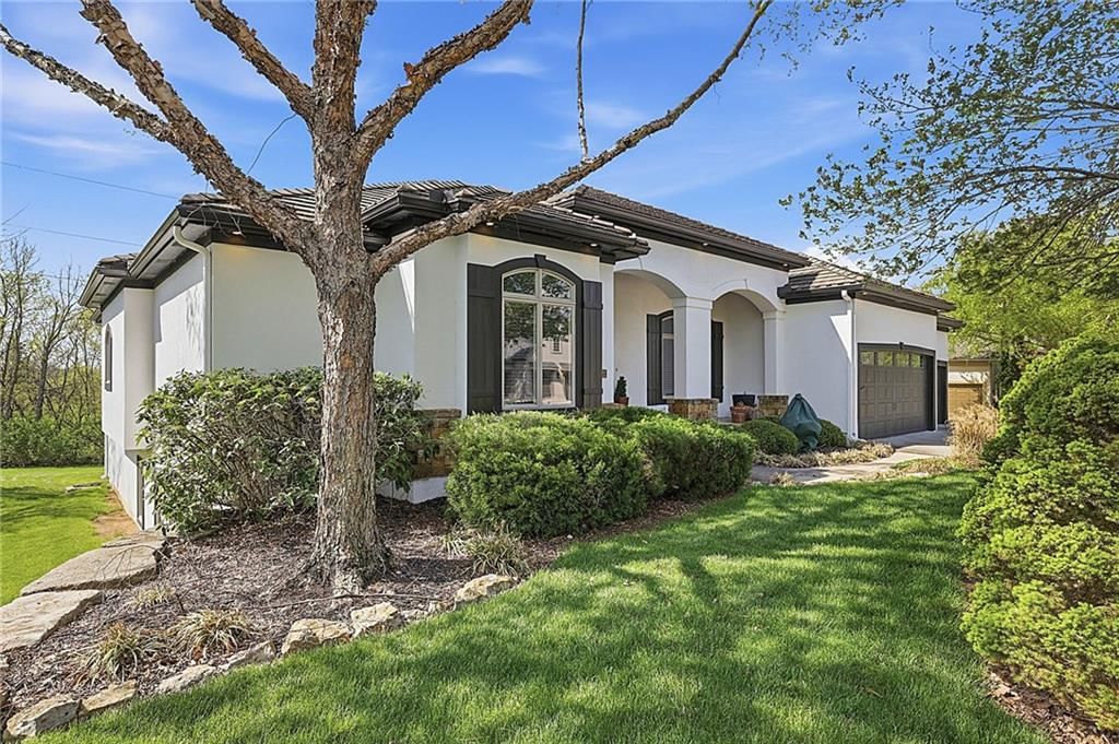 2421 NE Lake Breeze Drive — photo 2