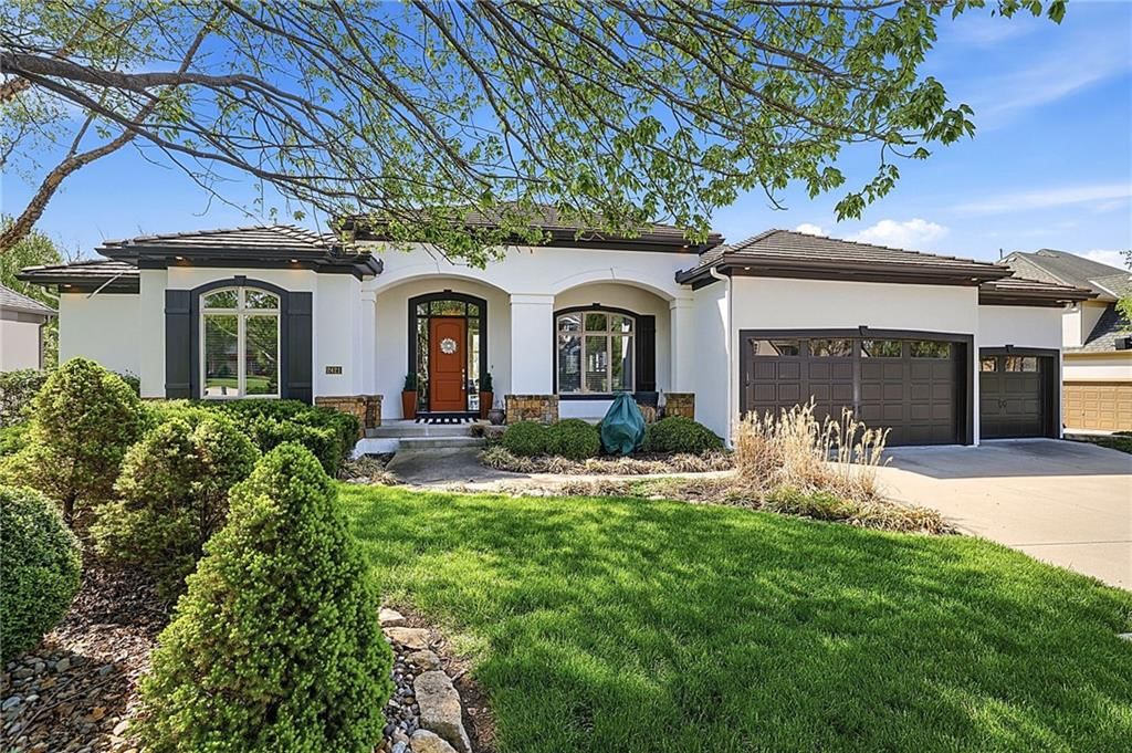 2421 NE Lake Breeze Drive — photo 4