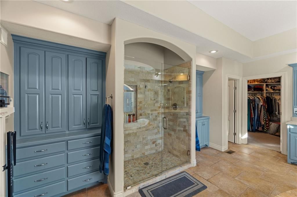 2421 NE Lake Breeze Drive — photo 41