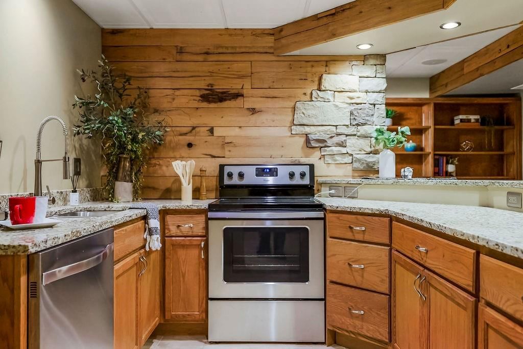 2614 N Hoover Road — photo 56