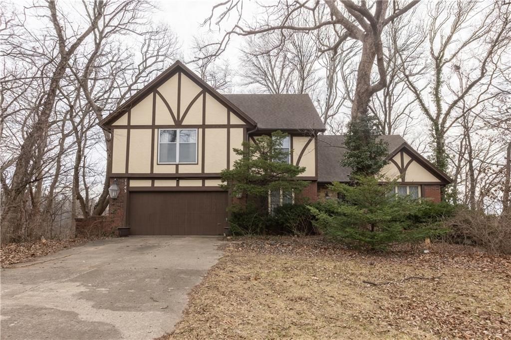 1343 Camelot Drive, Liberty, MO