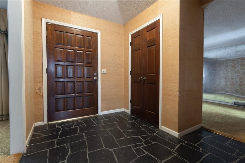 1343 Camelot Drive — photo 2