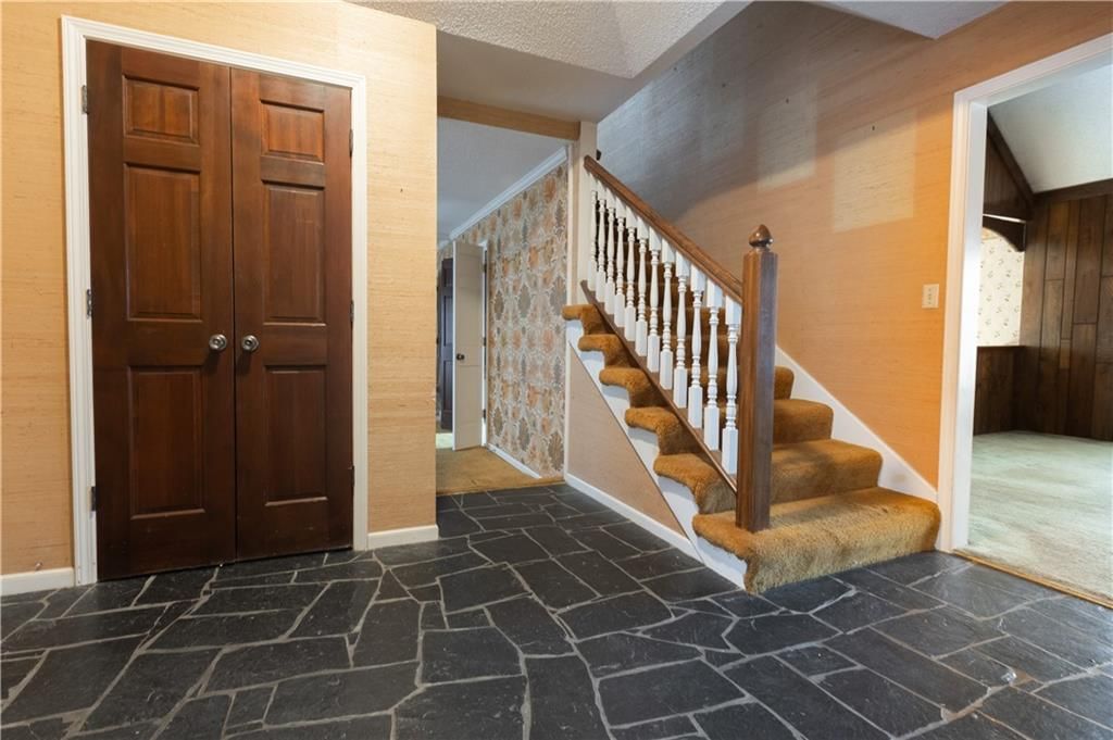 1343 Camelot Drive — photo 3