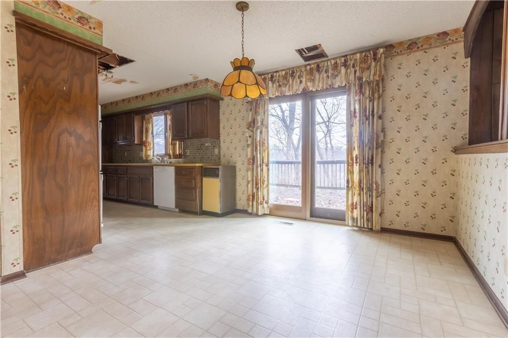 1343 Camelot Drive — photo 10