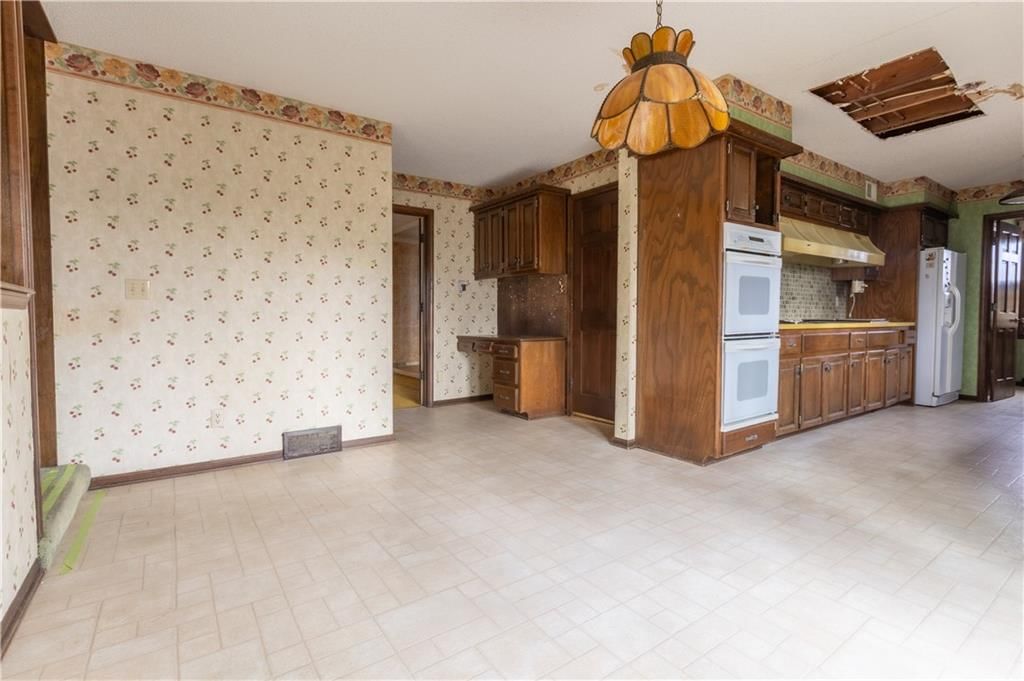 1343 Camelot Drive — photo 11