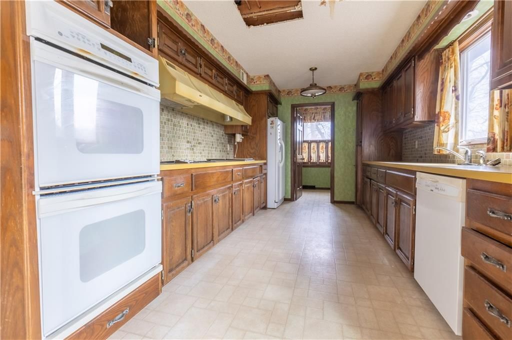 1343 Camelot Drive — photo 12