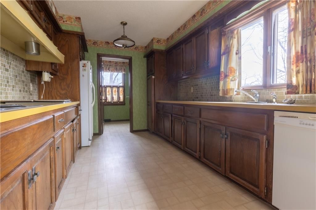 1343 Camelot Drive — photo 13