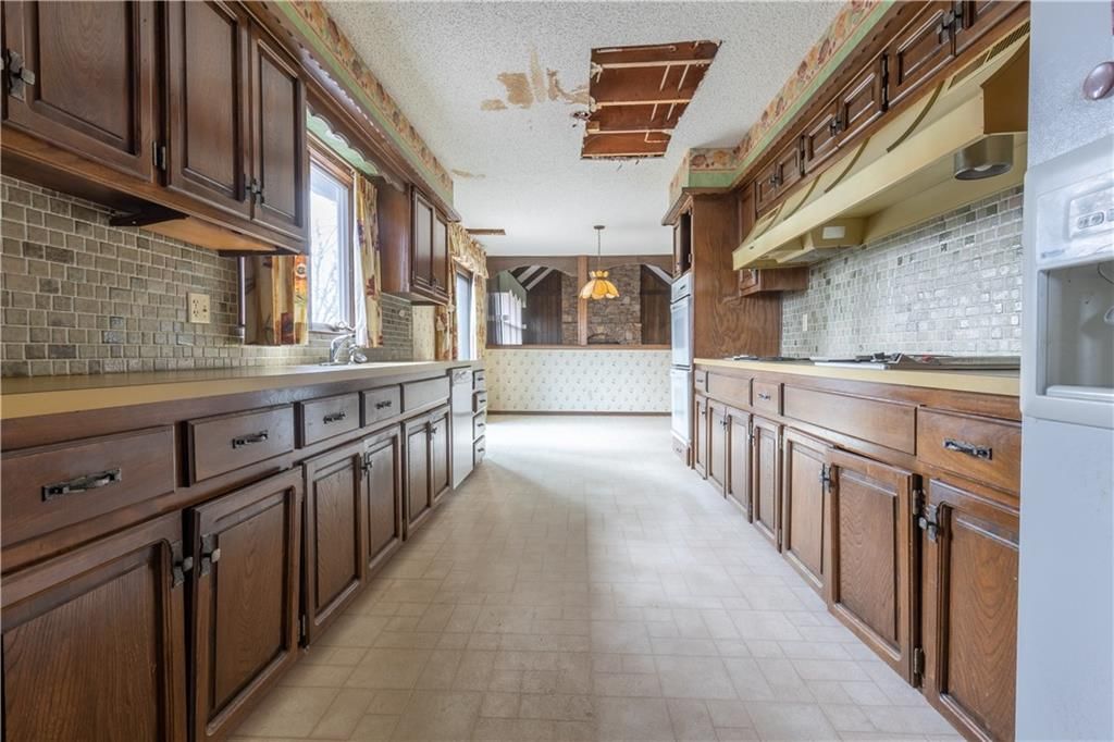 1343 Camelot Drive — photo 15
