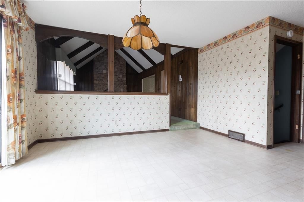 1343 Camelot Drive — photo 16