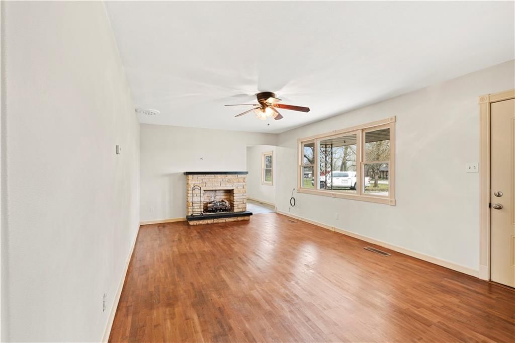 262 W 6th Street — photo 2