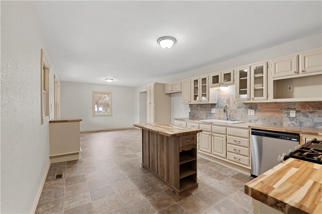 262 W 6th Street — photo 11