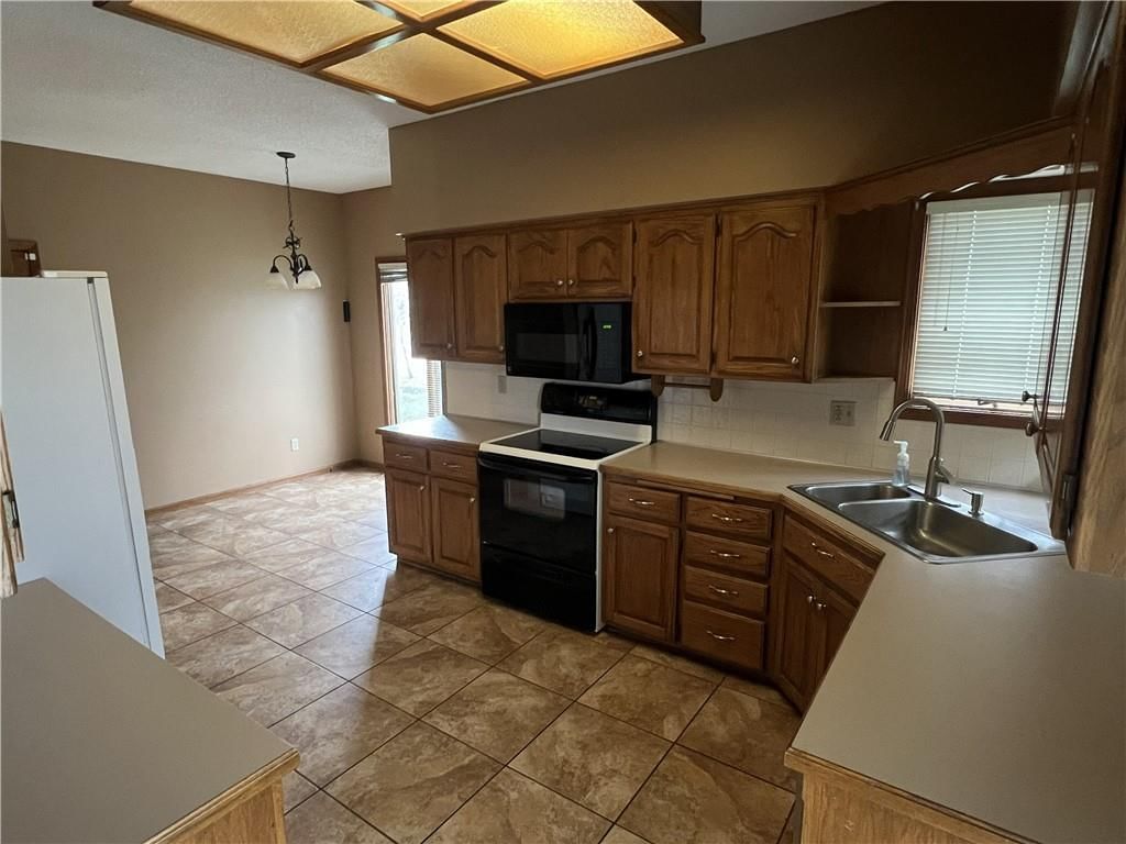 2430 NW Windwood Drive — photo 8