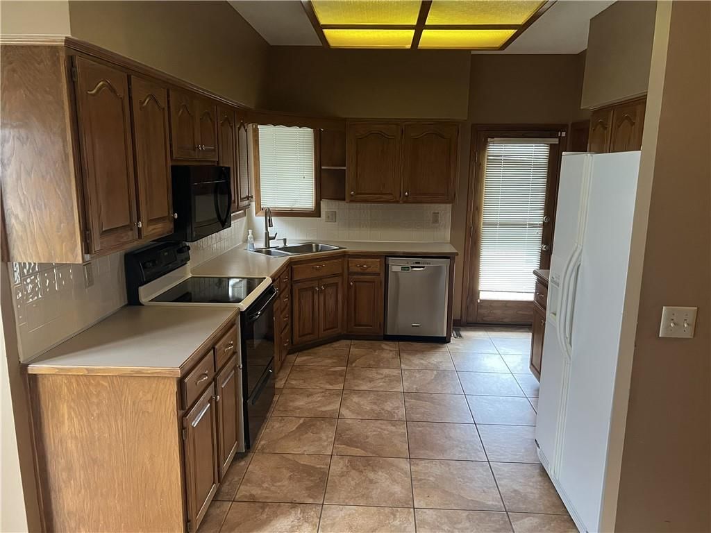 2430 NW Windwood Drive — photo 9