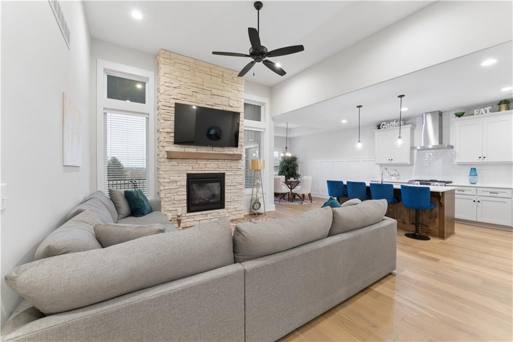 792 NE Algonquin Street — photo 4