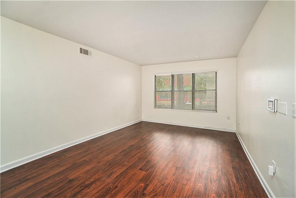 425 W 9th Street — photo 4