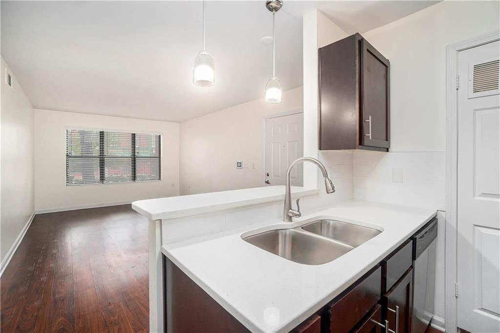 425 W 9th Street — photo 8