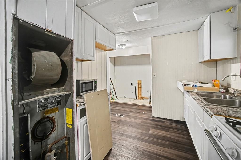 16000 Lawrence Avenue — photo 10