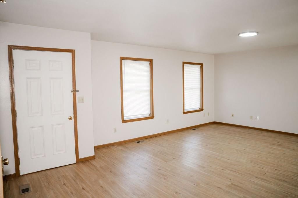 102 Steuben Court — photo 2