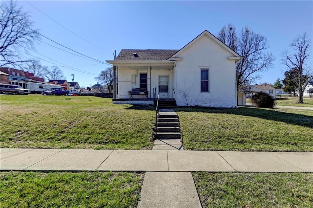 211 W Maple Street — photo 2