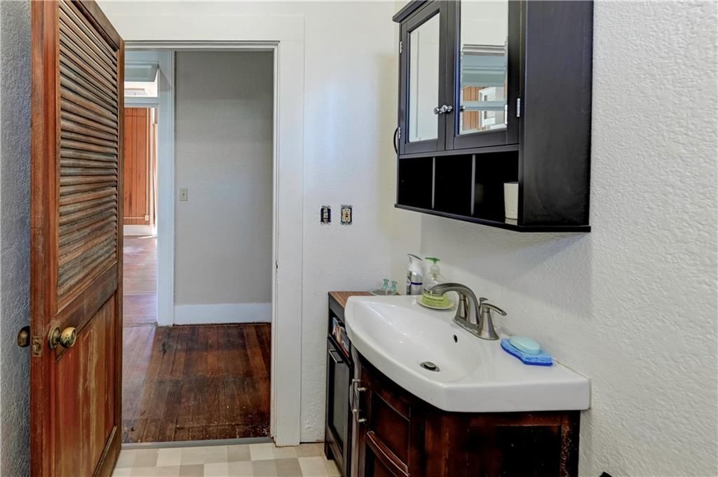 211 W Maple Street — photo 16