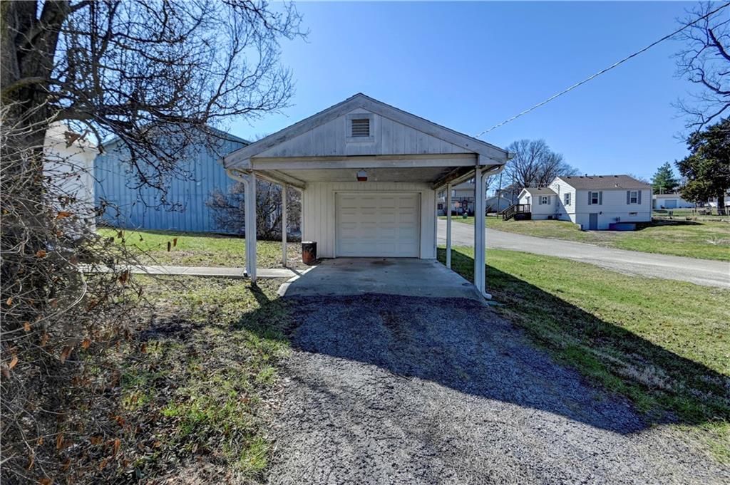 211 W Maple Street — photo 23