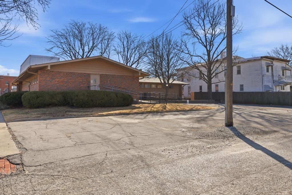102 S Judson Street — photo 28