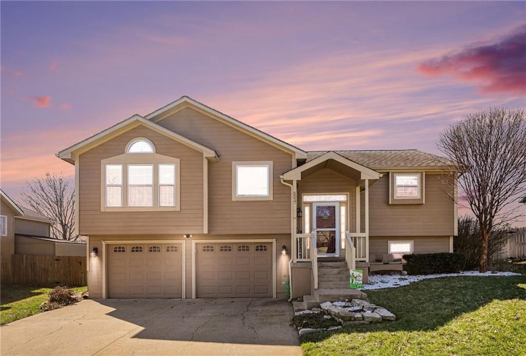 5217 NE Holiday Drive, Lee's Summit, MO