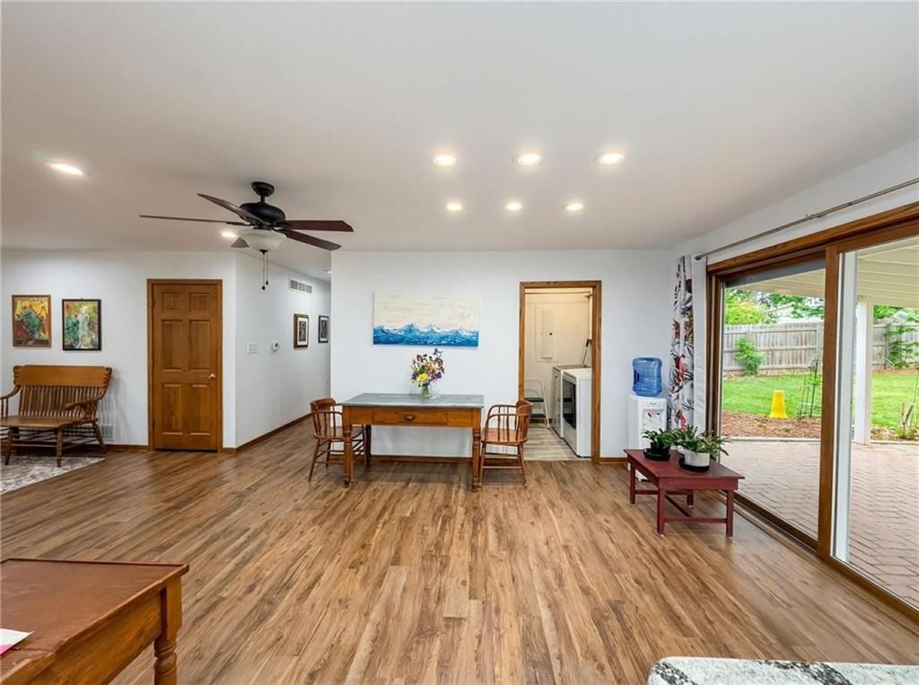 622 W EDWARDS Street — photo 2