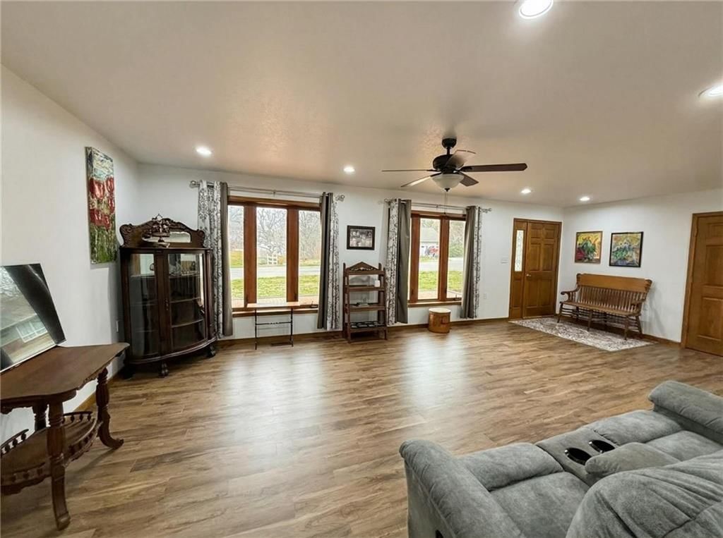 622 W EDWARDS Street — photo 3