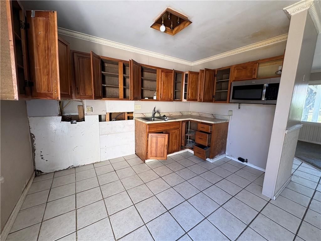 2305 Castle Lane — photo 3