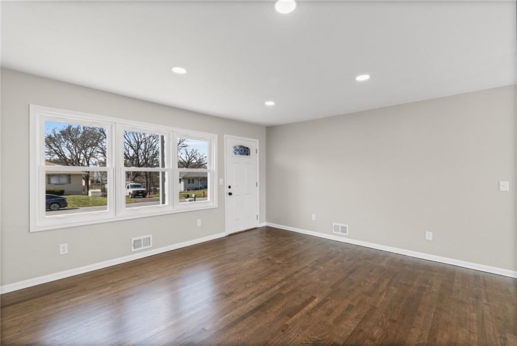 8921 N Charlotte Street — photo 2