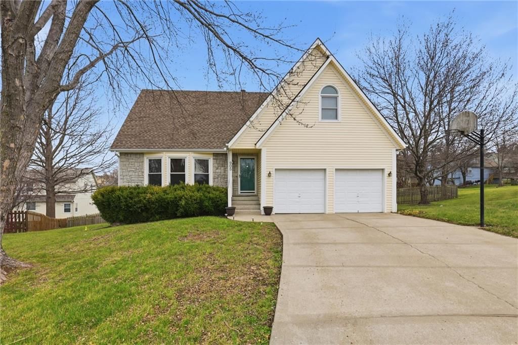 905 NE Kenwood Drive — photo 1