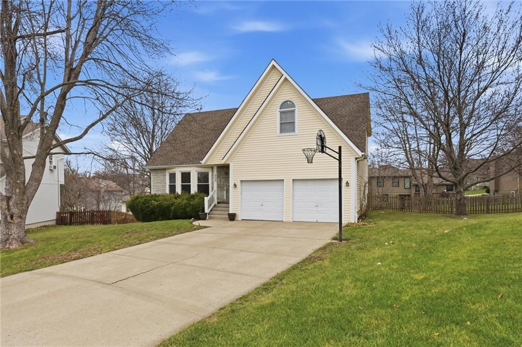 905 NE Kenwood Drive — photo 2